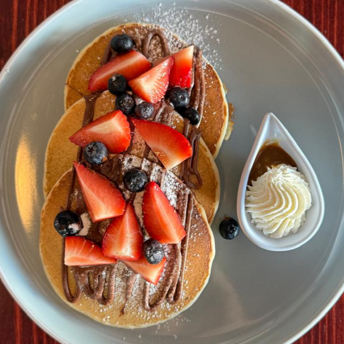 Hot cakes con frutos rojos