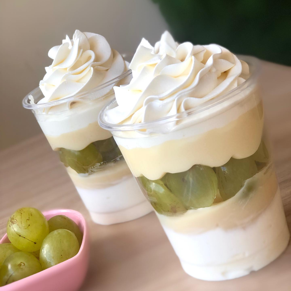 Uma deliciosa pedida para quem gosta de uvas verdes, creme de ninho com brigadeiro de ninho cremoso e uvas verdes sem sementes. Copo de 200ml
