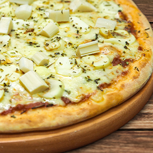 Palmito e cebola com cobertura de mussarela.