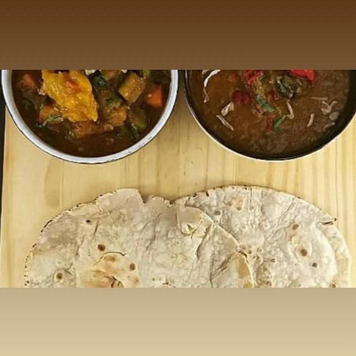 Dahl ( sopa de lentilhas vermelhas com especiarias+ curry de legumes bhaarat (cenoura, berinjela, abobrinha, couve-flor e batata ao molho de manga, gengibre e garam massala) + 2 pães chapati (pão sem fermentação) - serve de três a quatro pessoas