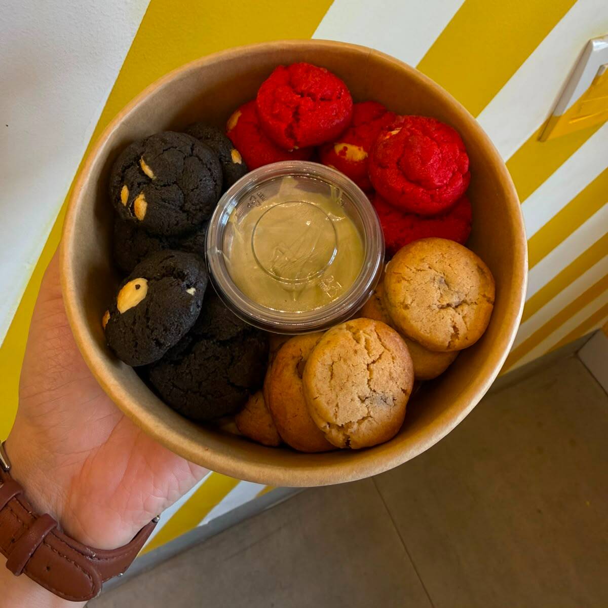 Pote com 21 unid com mini cookies de 10g e uma calda para você mergulhar.