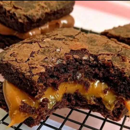 Delicioso brownie e suculento, recheado com brigadeiro de doce de leite