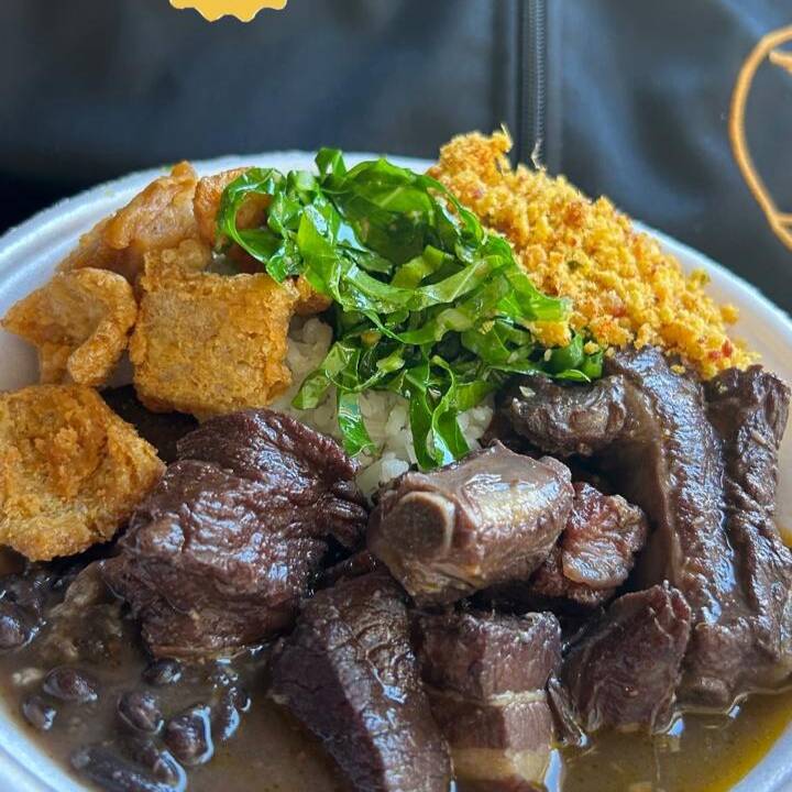 Nossa feijoada é composta por carne seca, costelinha suína, paio, calabresa e carne bovina.
acompanha: Couve, Vinagrete, farofa e torresmo