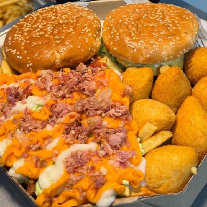CAIXA COM DOIOS X-TUDO+ 6 COXINHAS+ BATATA PREMIUM (KETCHU, MAIONESE E CHEDDAR C/BACON).