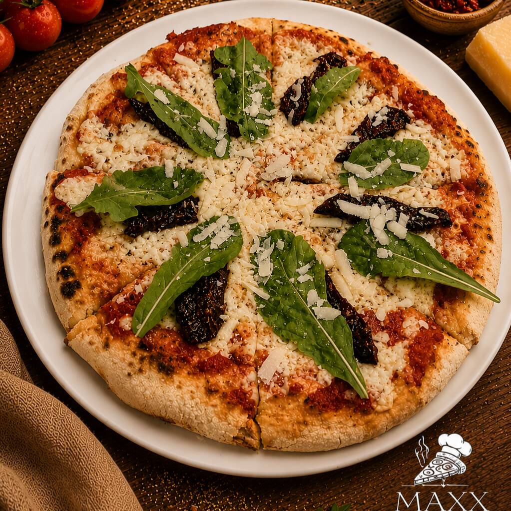 Destaque: O contraste perfeito entre o sabor adocicado do tomate seco e o frescor picante da rúcula.
Sobre nossa massa leve e molho de tomate caseiro, uma base de muçarela derretida coberta com tomates secos selecionados e rúcula fresca. Finalizada com orégano.