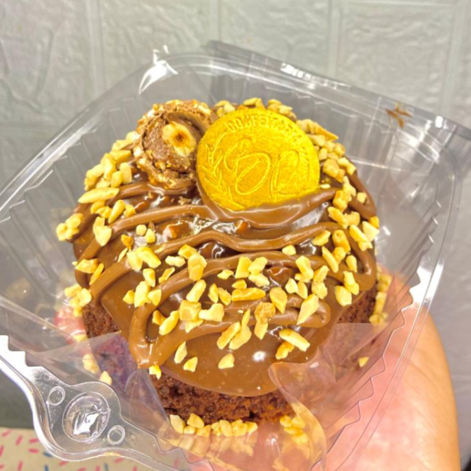 Massa fofinha de chocolate coberto com um brigadeiro de chocolate super cremoso e envolvente, com camadas de amendoim triturado que trazem aquele toque crocante irresistível. E pra deixar tudo ainda mais indulgente: uma finalização com Nutella cremosa e um bombom Ferrero Rocher no topo, que transforma esse bolinho em uma verdadeira joia do sabor.