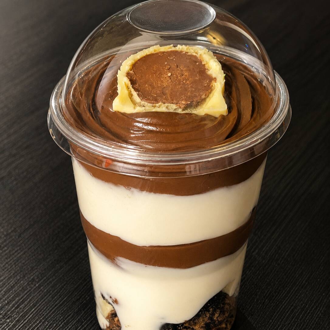 Copo da Felicidade creme de ninho com nutella cremosa, brownie, finalizado com ouro branco.