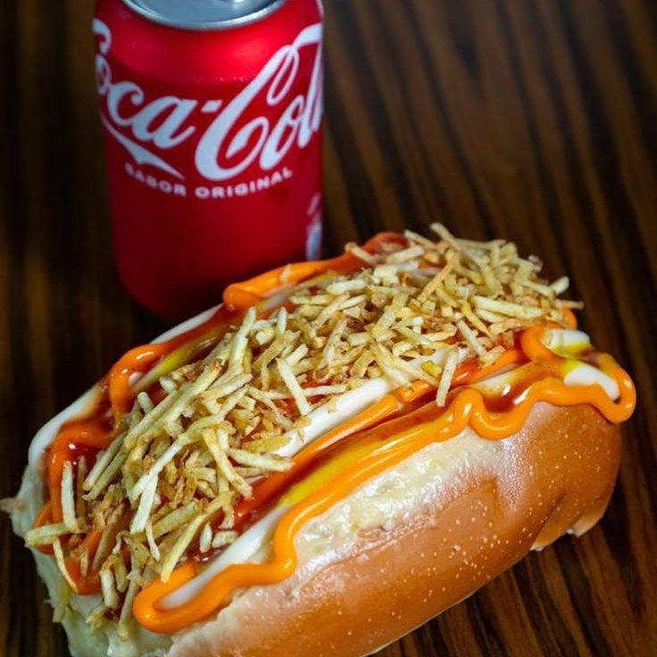 Pão de hot dog de 20cm 1 salsicha Sadia Purê de batata natural, salada de repolho com tomate e cenoura, Cheddar, katchup, maionese, mostarda e batata palha