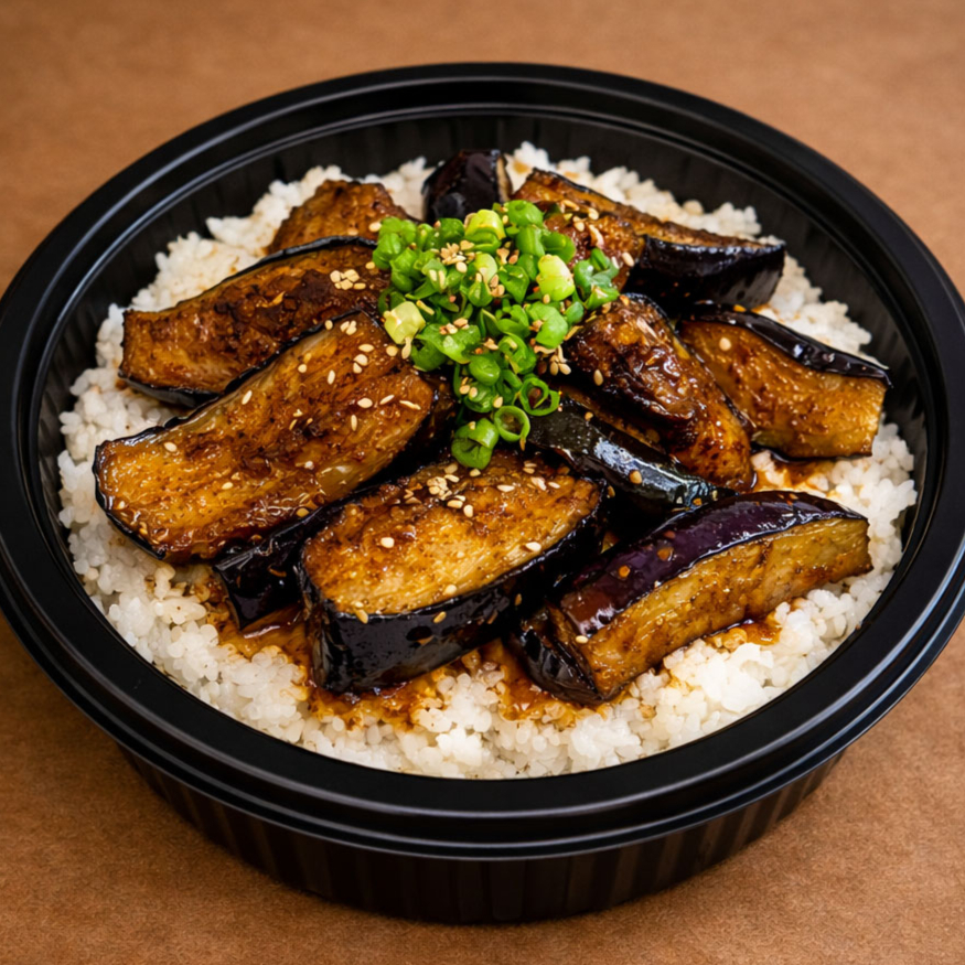 O prato consiste em berinjelas fritas e depois temperadas a base de alho, gengibre e molho especial. Depois vai sobre uma porção de arroz japonês (gohan) com cama de repolho.