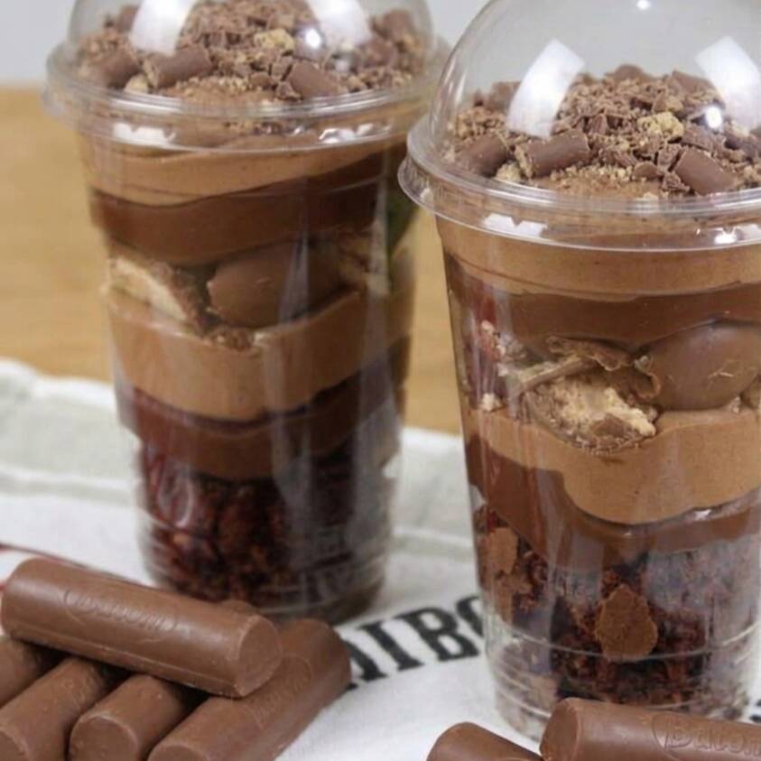 O melhor que tá tendo ! 😝
Duas doses generosas do nosso cremoso açaí, camadas de recheio de avelã,recheadas com pedaços de Batom Garoto e leite em pó , xeren de amendoim, calda de chocolate e leite condensado Uma explosão de sabor! PALADAR SOFISTICADO PARA OS AMANTES DE CHOCOLATE ORIGINAL BATOM GAROTO!
Mega recheio e Finalizando com a tampa Bolha !