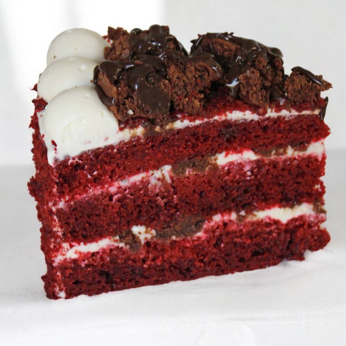 Rebanada de Pastel Red Velvet con Brownie