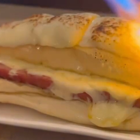 Pão de Provolone recheado com Queijo derretido, Linguiça, Maionese – Coberto com Mais Muçarela Derretida