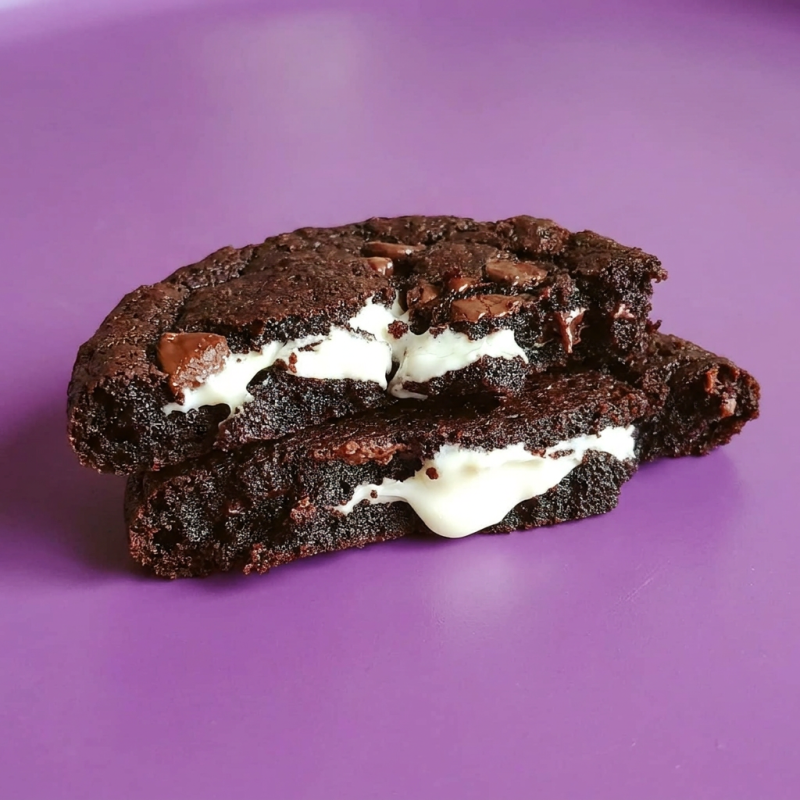 Nova versão do nosso cookie achatadinho: massa de chocolate com gotas de chocolate ao leite e recheado com chocolate branco.