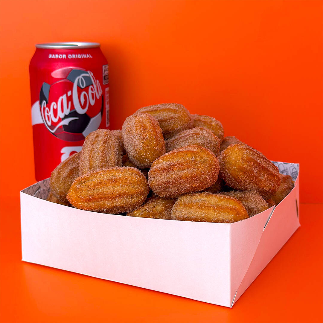 Contém 25 Mini Churros Crocantes de Doce de Leite Premium + Refrigerante em Lata (350ml). Mini churros fritos na hora em óleo de algodão e entregues quentinhos, com o padrão de qualidade Coxinautas & ingredientes selecionados. Perfeitos para matar sua fome! :)
Peso Individual: 20g (Tamanho Tipo Festa)
Peso Total Aproximado: 500g de Mini Churros.