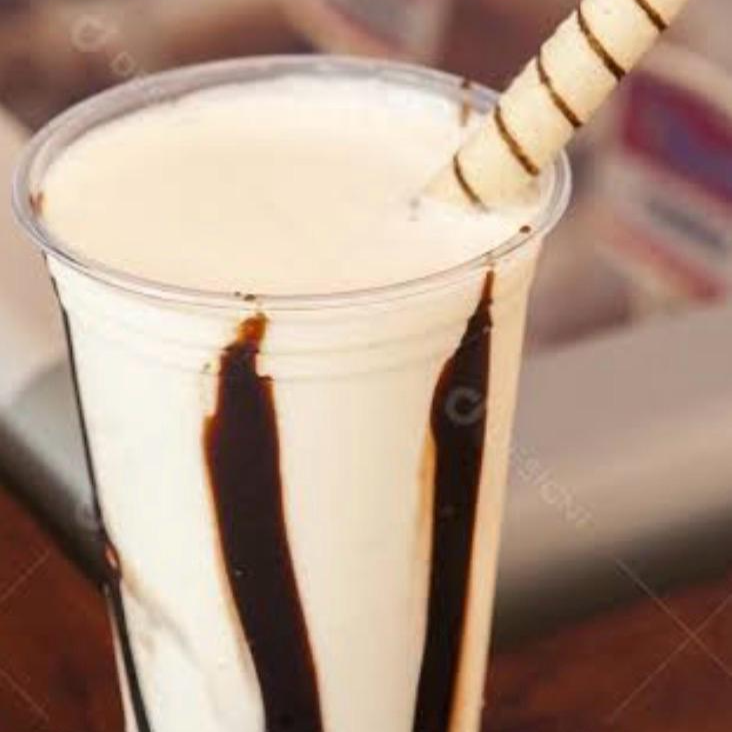milke shake feito com sorvete de baunilha,cobertura de chocolate,leite integral
