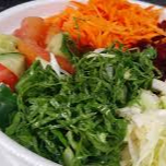 Deliciosa porção de saladas diversas servidas em uma marmitex de 500ml l: ELA É TEMPERADA - CASO PREFIRA SEM TEMPERO , VOCÊ PODE ESPECIFICAR NAS OBSERVAÇÕES