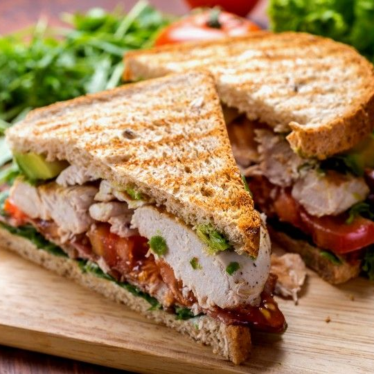 Sándwich de Pollo con Fruta del Día