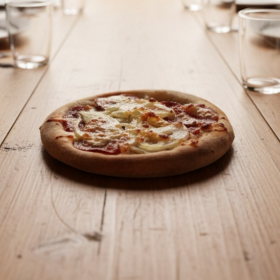 Calabresa fatiada, rodelas de cebola, catupiry e cobertura de mussarela