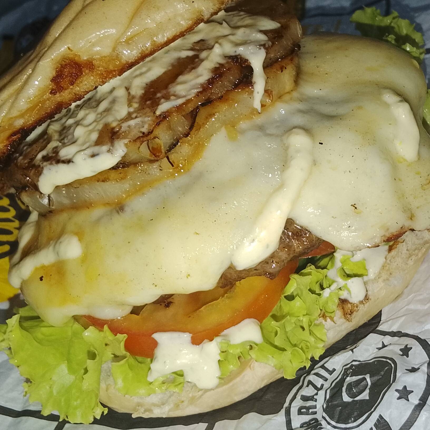 Pão bola 60g, hambúrguer 130g, abacaxi, queijo, presunto, salada e batata palha.