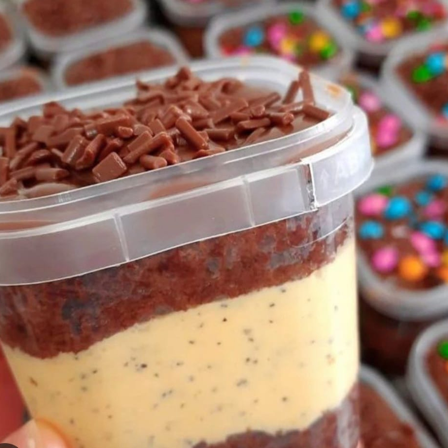 Massa de chocolate fofinha, creme de maracujá azedinho e ganache cremosa.