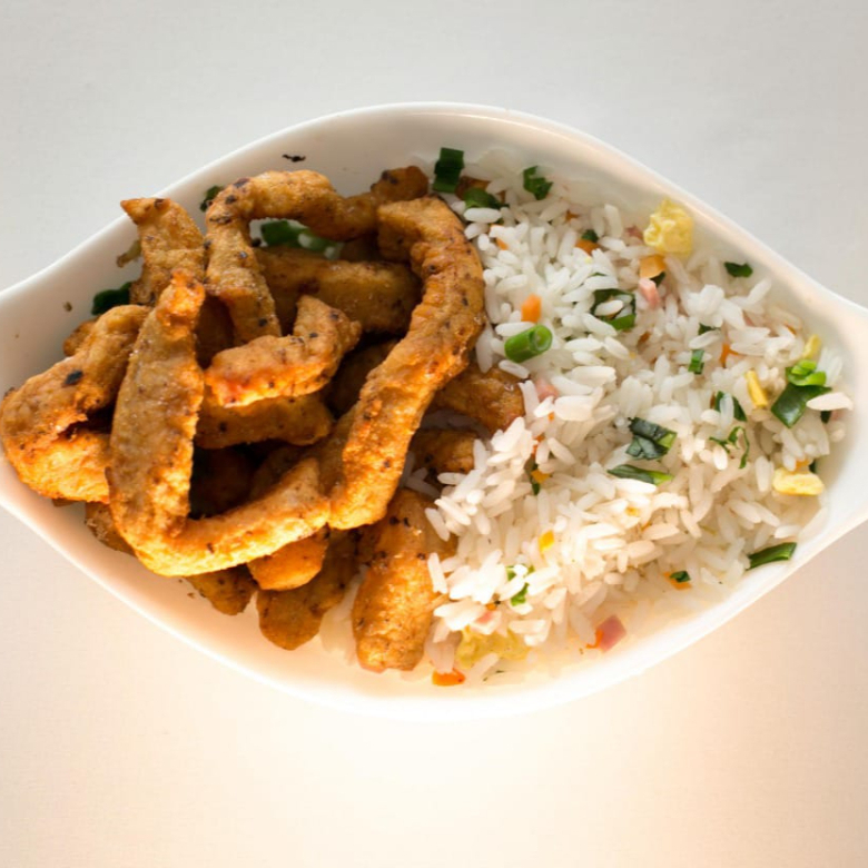 lombo suino em tiras frito salpicado com alho e cebolinha