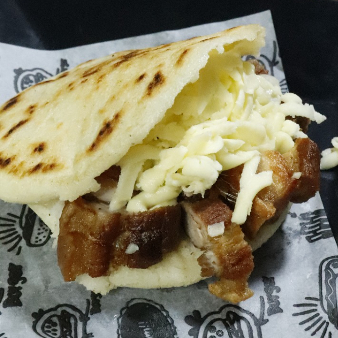 2 arepas venezolanas con chicharron + gaseosa 1.5