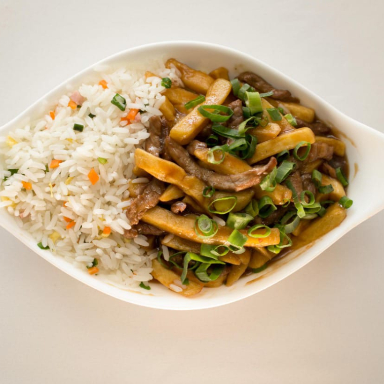 carne bovina em tiras com batata temperada com alho, gengibre, cebolinha ao molho shoyo.