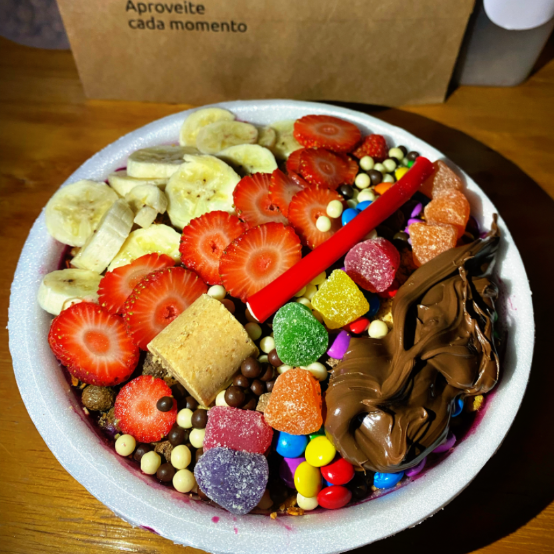 Delicie-se com nossa Marmita de Açaí, Este prato, que pertence à nossa querida categoria de Açaís, é uma explosão de sabores. Extraído da melhor seleção de frutas amazônicas, nosso açaí é rico, cremoso e absolutamente delicioso. É garantia de uma experiência única e refrescante. Perfeito para qualquer momento do Dia, seja para uma refeição leve ou como um lanche saudável. Você simplesmente não pode resistir!