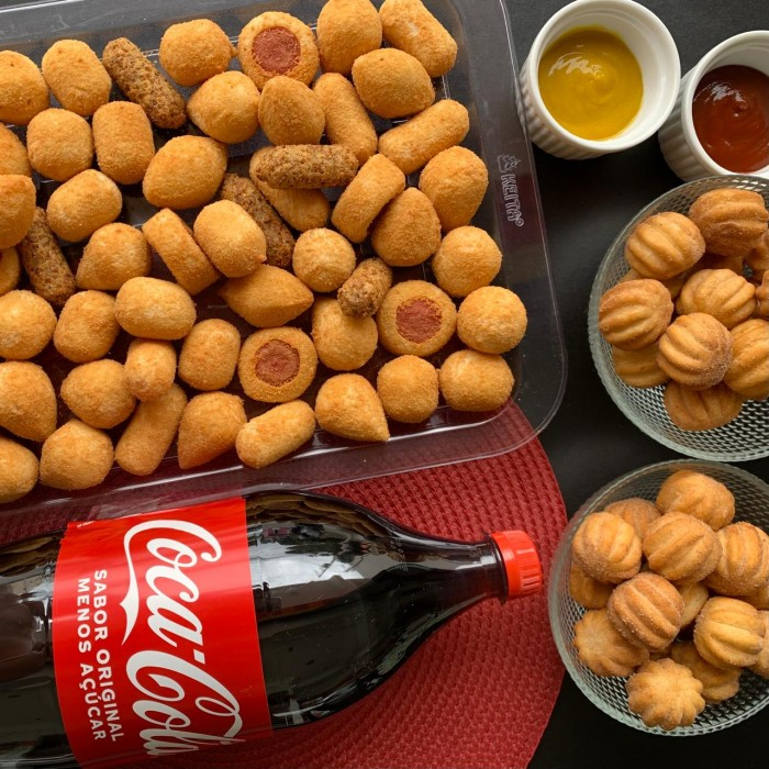 A opção perfeita para dividir com a família! 100 salgados fritos na hora dos sabores da sua preferência + 30 mini churros recheados com doce de leite cremoso + 1 Refrigerante de 2L gelado!