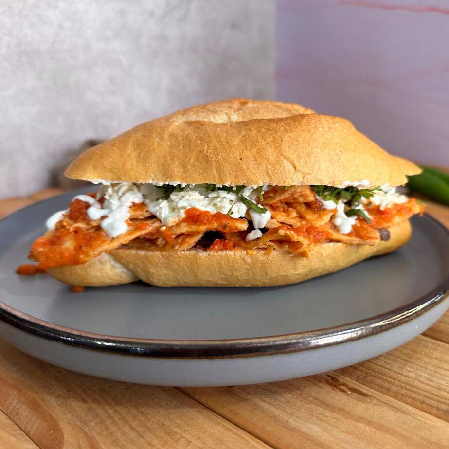 Tortas de chilaquiles - Salsa roja no pica