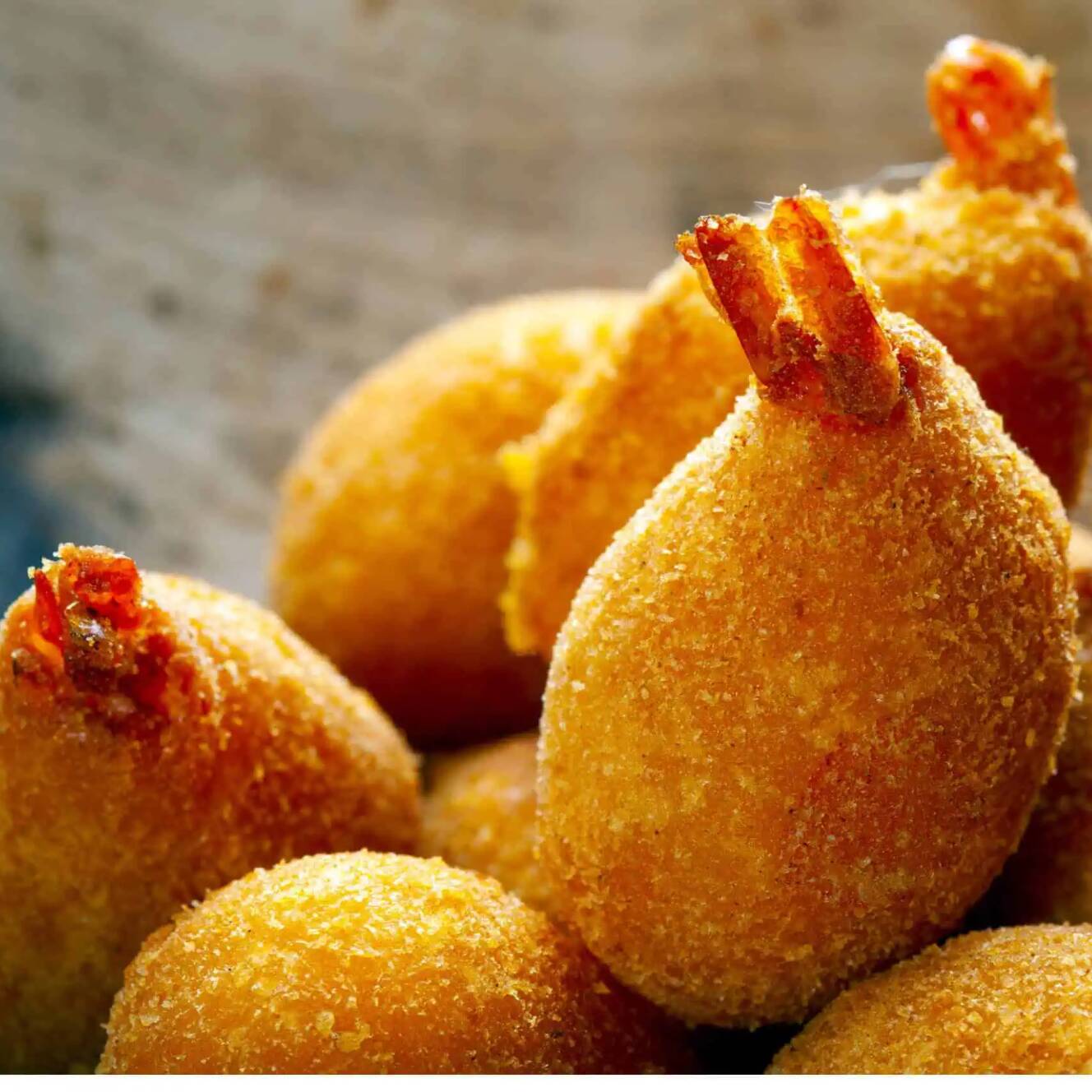 São 4 unidades de croquete de camarão recheado com cream cheese e empanado na farinha panko.