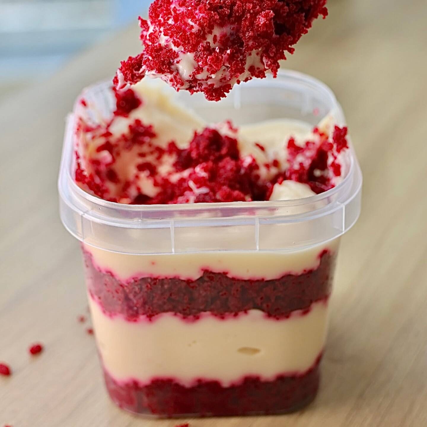 Deliciosa massa caseira de red velvet, com duas camadas do nosso recheio branco e uma fina camada de chantilly equilibrando tudo.