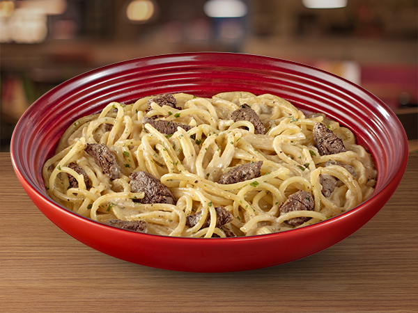 Spaghetti preparado com molho Alfredo, acompanhado de tiras de filet mignon suculento, e um delicioso mix de queijo parmesão Faixa Azul e blue cheese.