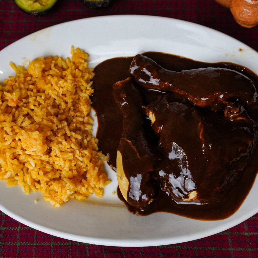 Mole de Pollo (con Arroz y Frijol)