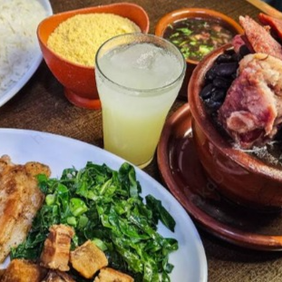 Arroz, Bisteca, Couve, Farofa, Torresmo e Molho Serve 2 pessoas