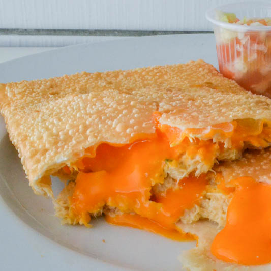 Um pastel de aproximadamente 20 cm, feito com massa crocante e dourada, recheio generoso e ingredientes selecionados para entregar uma experiência saborosa do começo ao fim.
Ingredientes: Frango e Cheddar