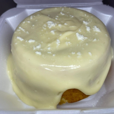 Bolo Ninho – o queridinho do momento! Massa fofinha e leve, recheada com um creme irresistível de leite Ninho, coberta suave e finalizada com leite em pó para aquele sabor marcante e inesquecível.