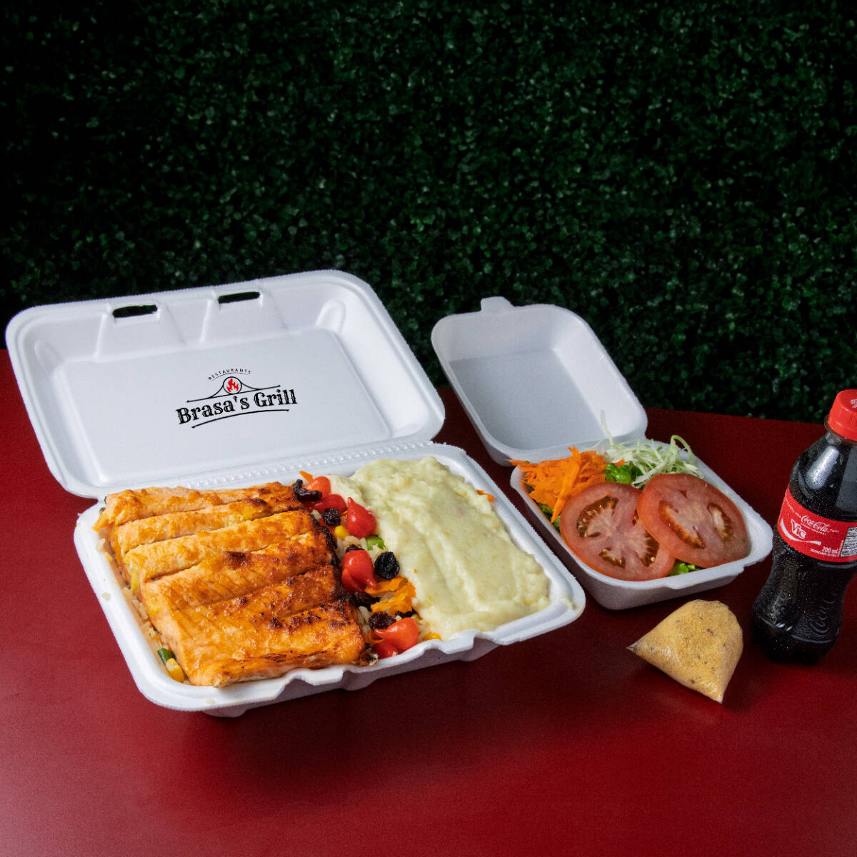 Acompanha arroz a grega e purê de batata. (arroz a grega vai pimentão, milho, ervilha e uva passa).