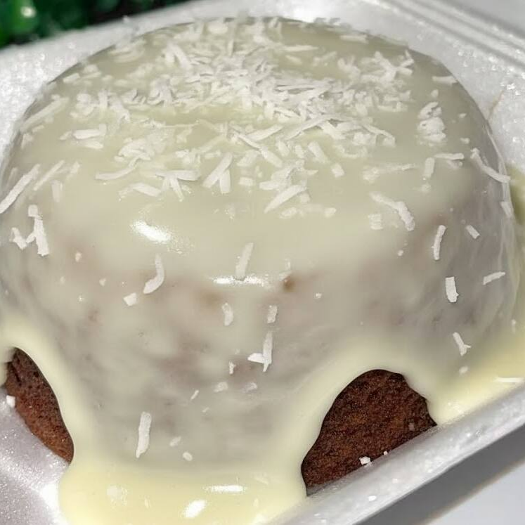 Massa de chocolate com brigadeiro de coco.