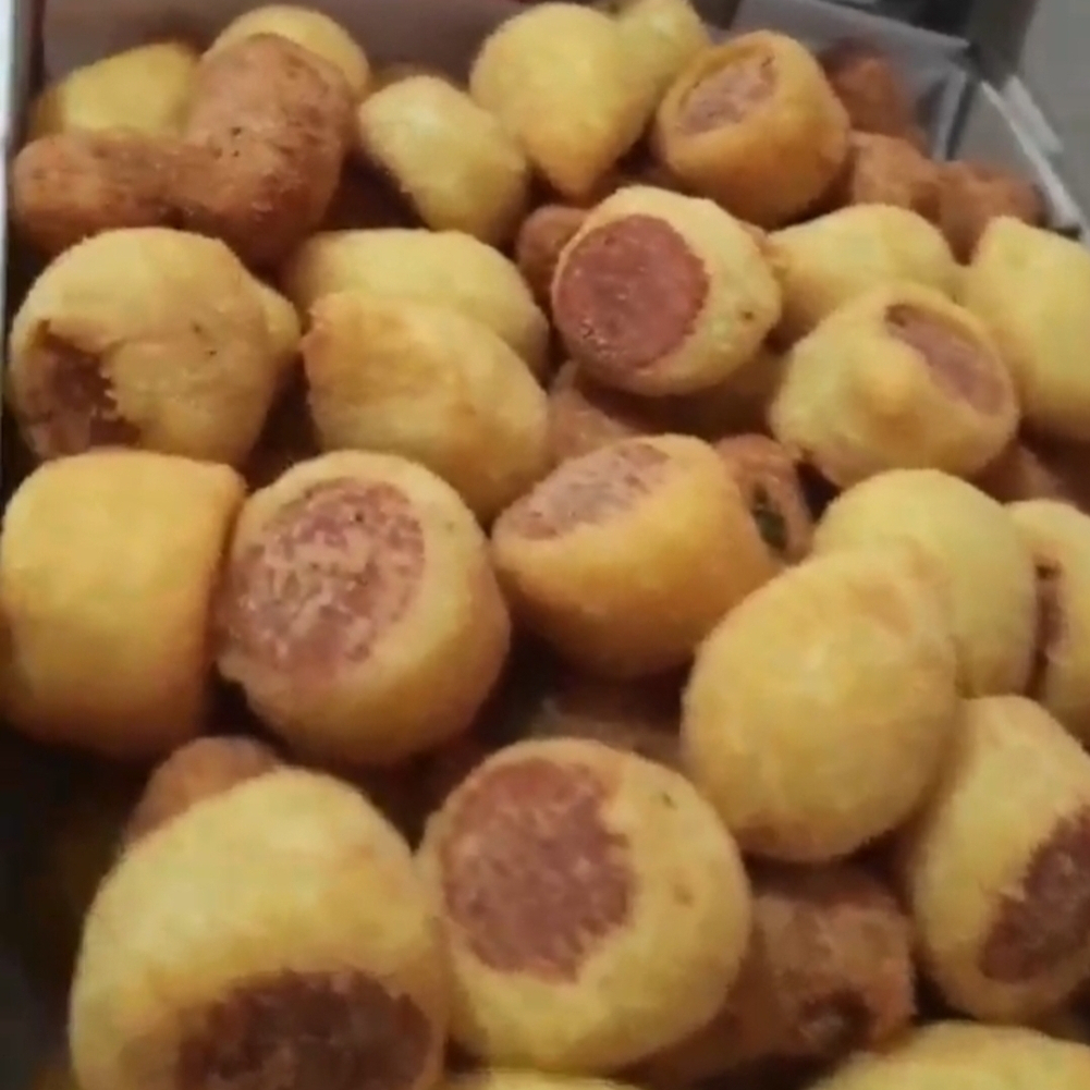 35 Mini salgados sortidos, Coxinha, risoles calabreza e presunto e queijo, enroladinho de salsicha, Bolinho de queijo, croquete, kibe e Bolinho de carne.