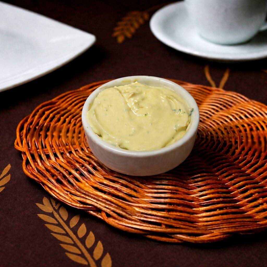 Cremosa, aromática e cheia de sabor! Nossa pastinha de alho é leve e equilibrada, ideal para acompanhar pães, torradas e tapiocas. Um clássico que transforma qualquer lanche em uma experiência irresistível. • Diferencial: feita com alho fresco e base cremosa artesanal. • Alergênicos: contém leite e glúten.