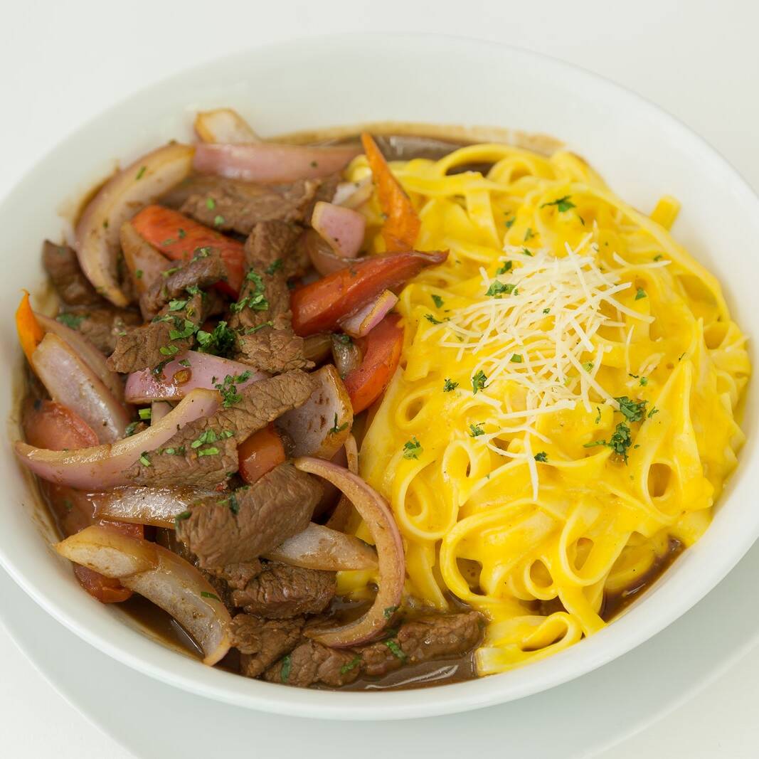 TALLARIN HUANCAINA CON LOMO SALTADO
