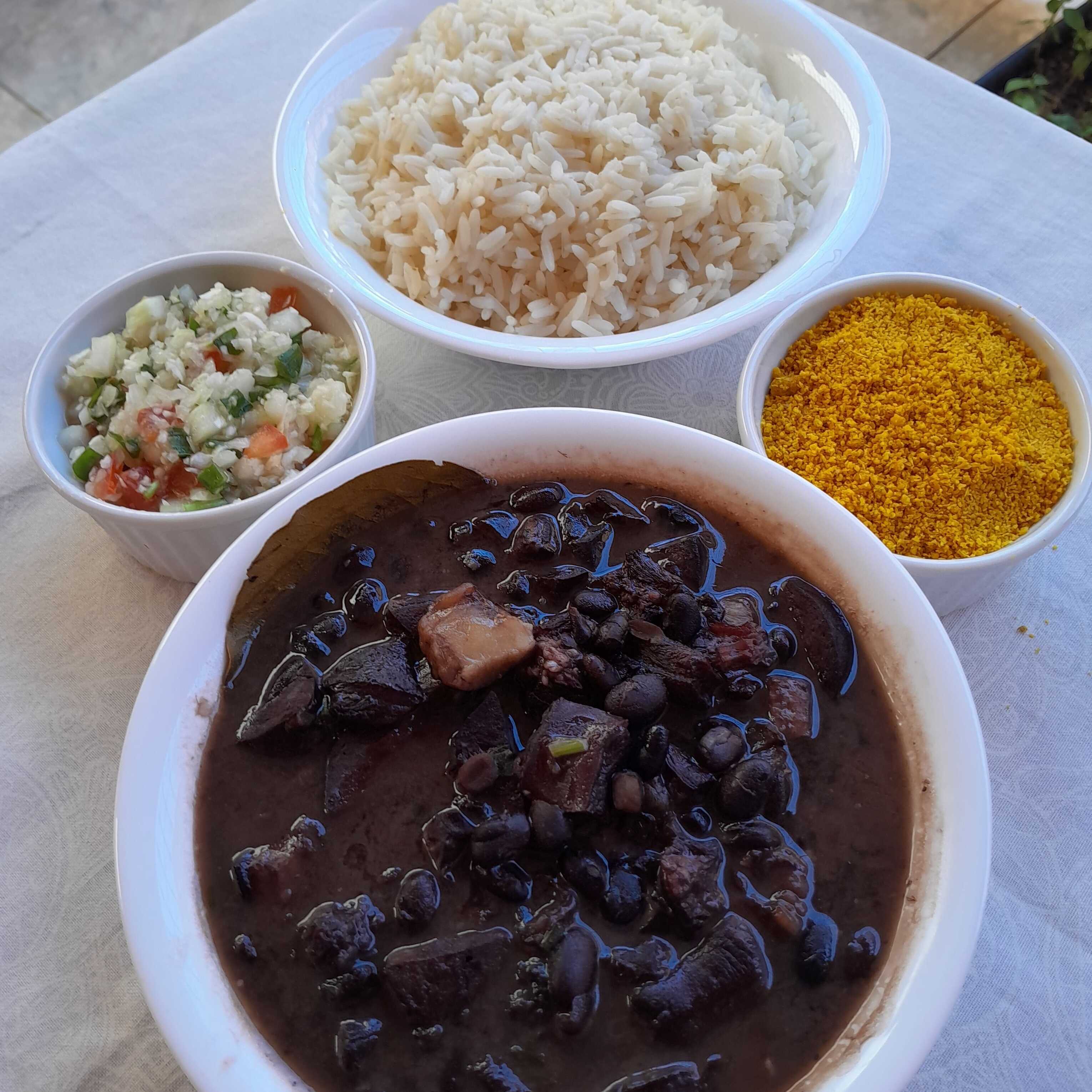 O combo perfeito existe e eu posso provar! 😍👇
Feijoada caprichada + Arroz soltinho + Vinagrete + Farofa crocante.
É fartura, é sabor de verdade e chega quentinho na sua casa. Não passe aperto na cozinha hoje!