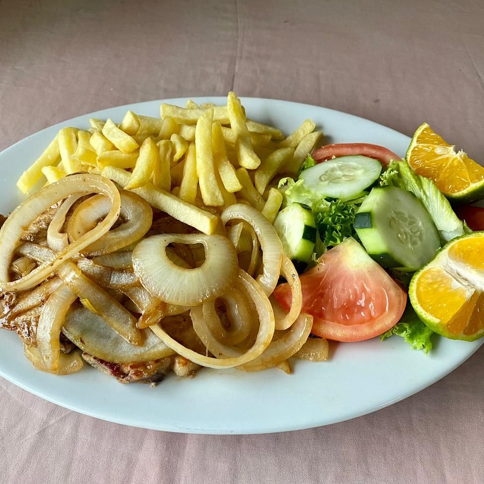 Chuleta Encebollada con Papas y Ensalada