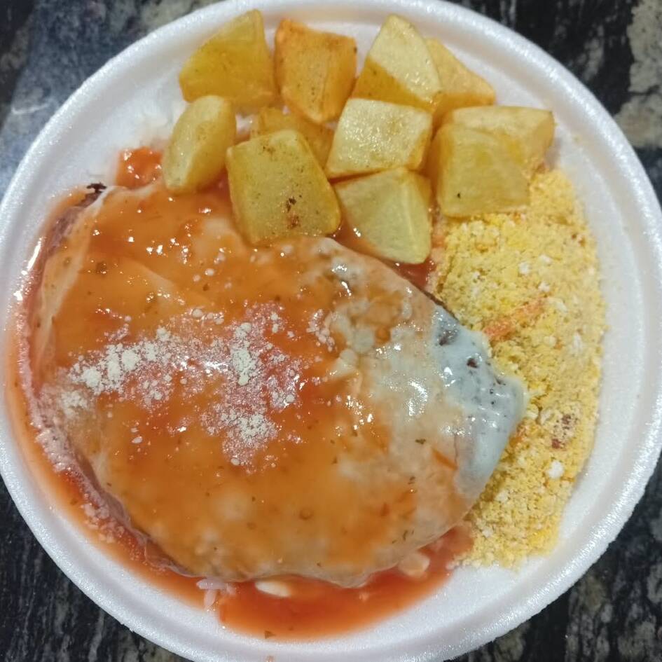 Suculento filé de frango, frito a milanesa, com queijo mussa e molho de tomates frescos: (arroz, feijão, farofa e batatas do Chef