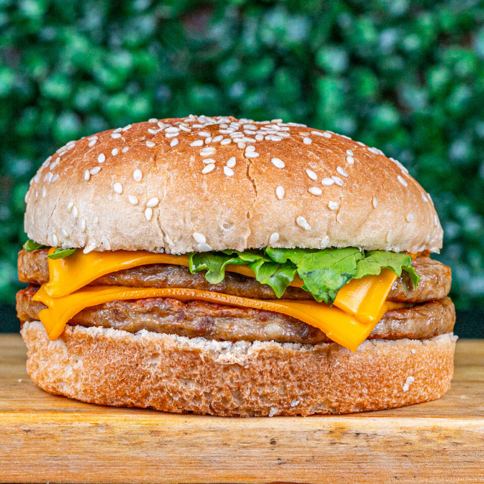 Pão gergelim , 2 carnes , 2 queijos , maionese temperada , cheddar cremoso , ketchup e alface .