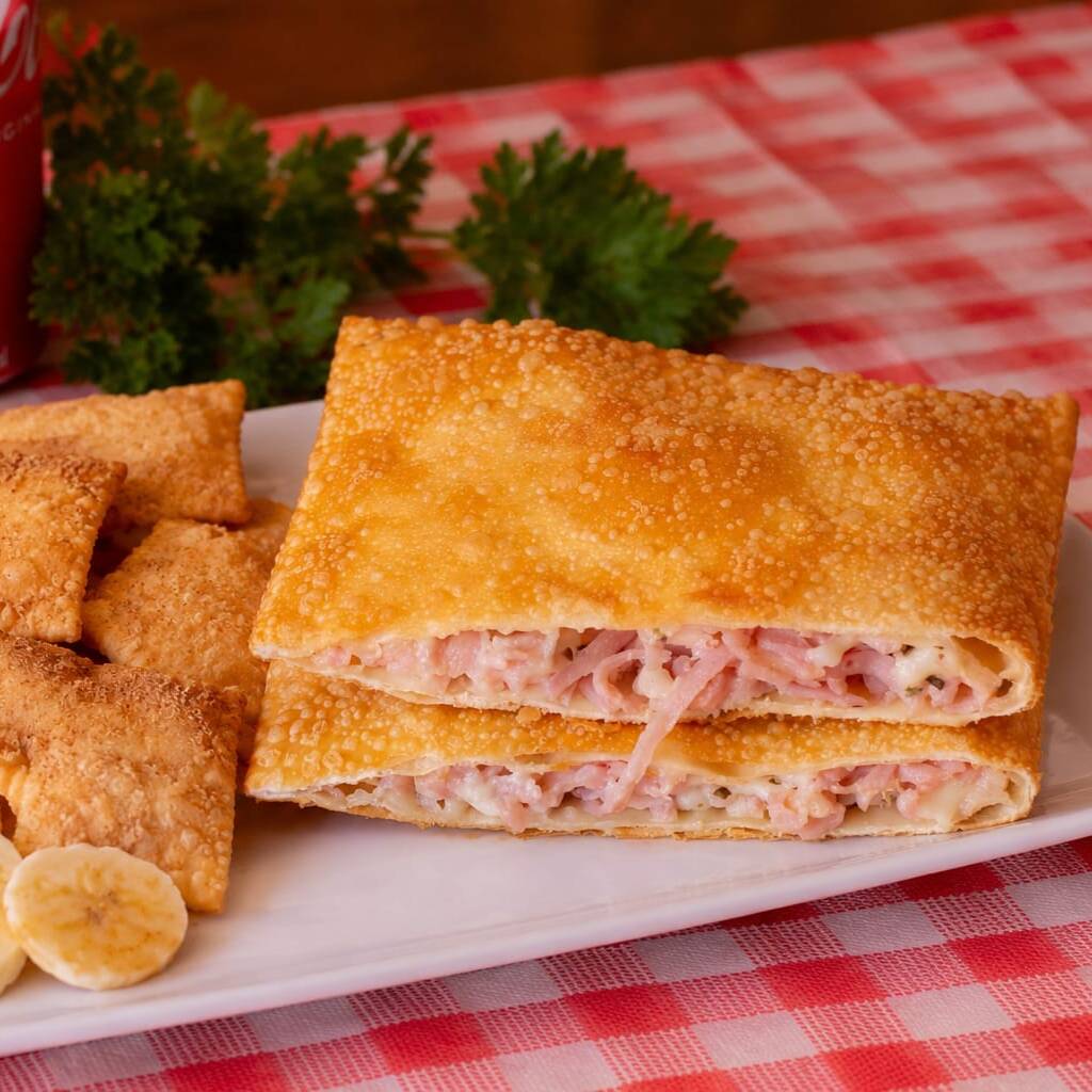 Nosso delicioso pastel de pizza de 20 cm + 10 mini pasteis banana com canela de 4cm.