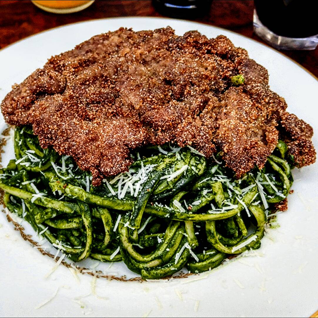 Tallarines Verdes Con Bistec Apanado