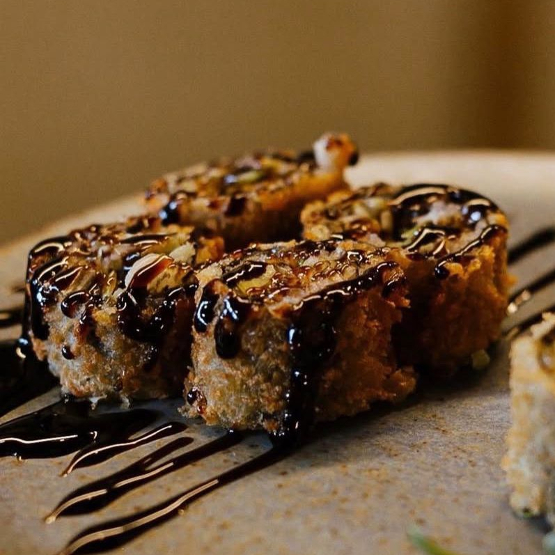 Recheio de alho-poró na frigideira envolto em massa crocante, finalizado com molho tarê.