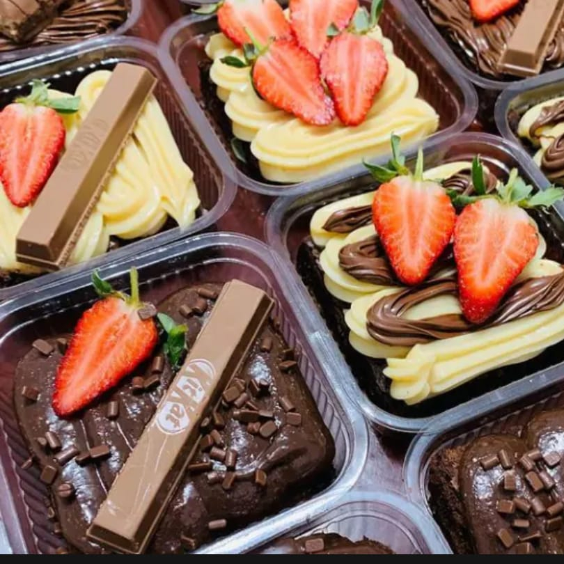 Delicioso Brownie com opções de cobertura de: Doce de leite, Brigadeiro Branco, Brigadeiro Tradicional e Nutella